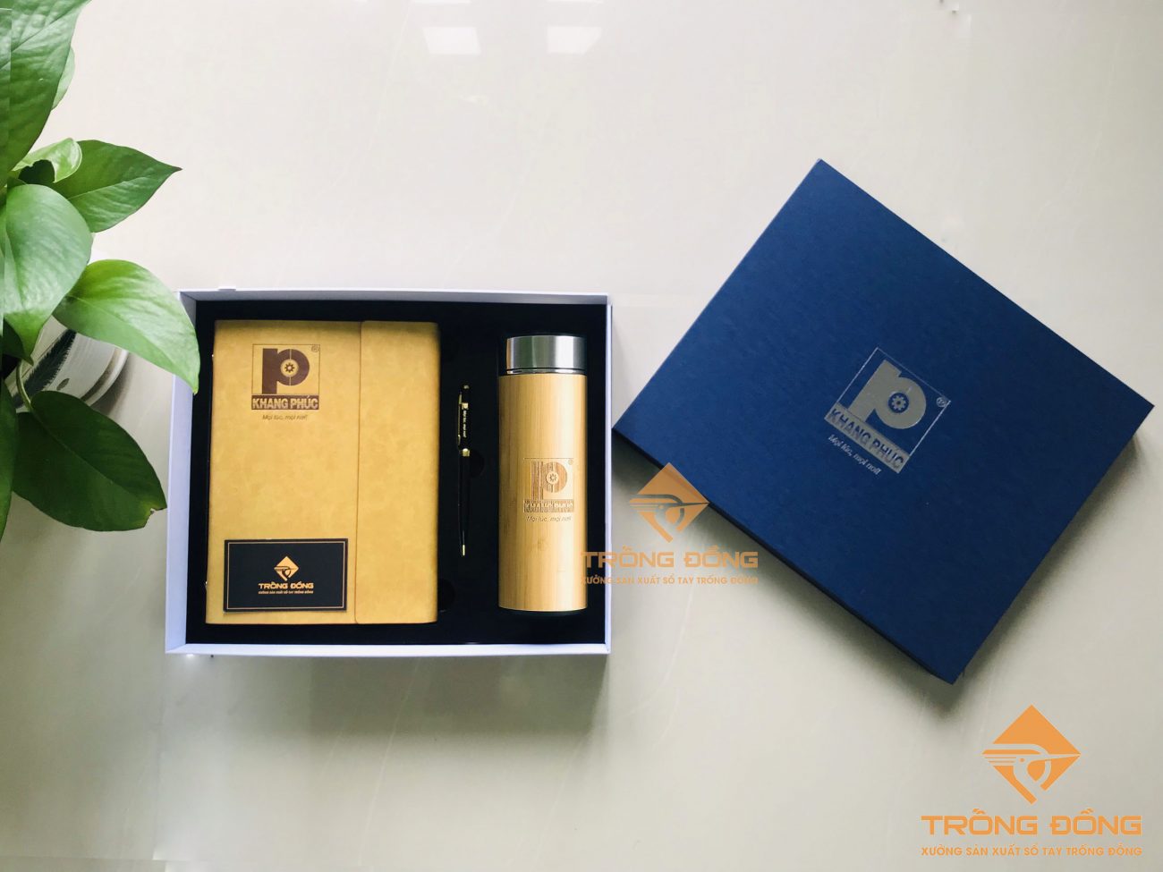 Bộ quà tặng cao cấp: Giftset sổ tay bìa da kèm bút kim loại và bình giữ nhiệt vỏ tre khắc logo theo yêu cầu.